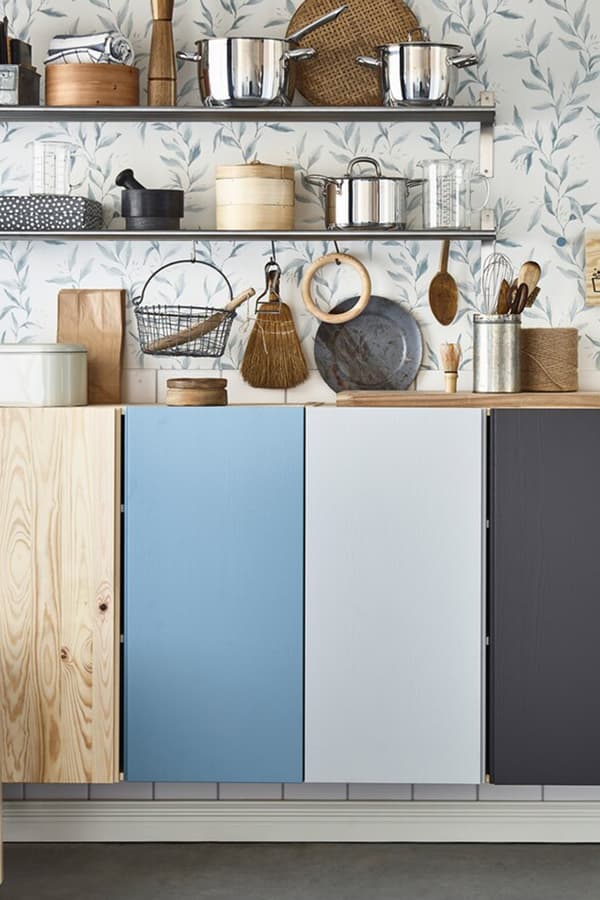 Organisez une cuisine partagée en utilisant le code couleur choisi par chacun à l’intérieur et à l’extérieur des éléments. Utilisez les étagères ouvertes GRUNDTAL et les vitrines FABRIKÖR pour ranger les ustensiles de cuisine communs.  