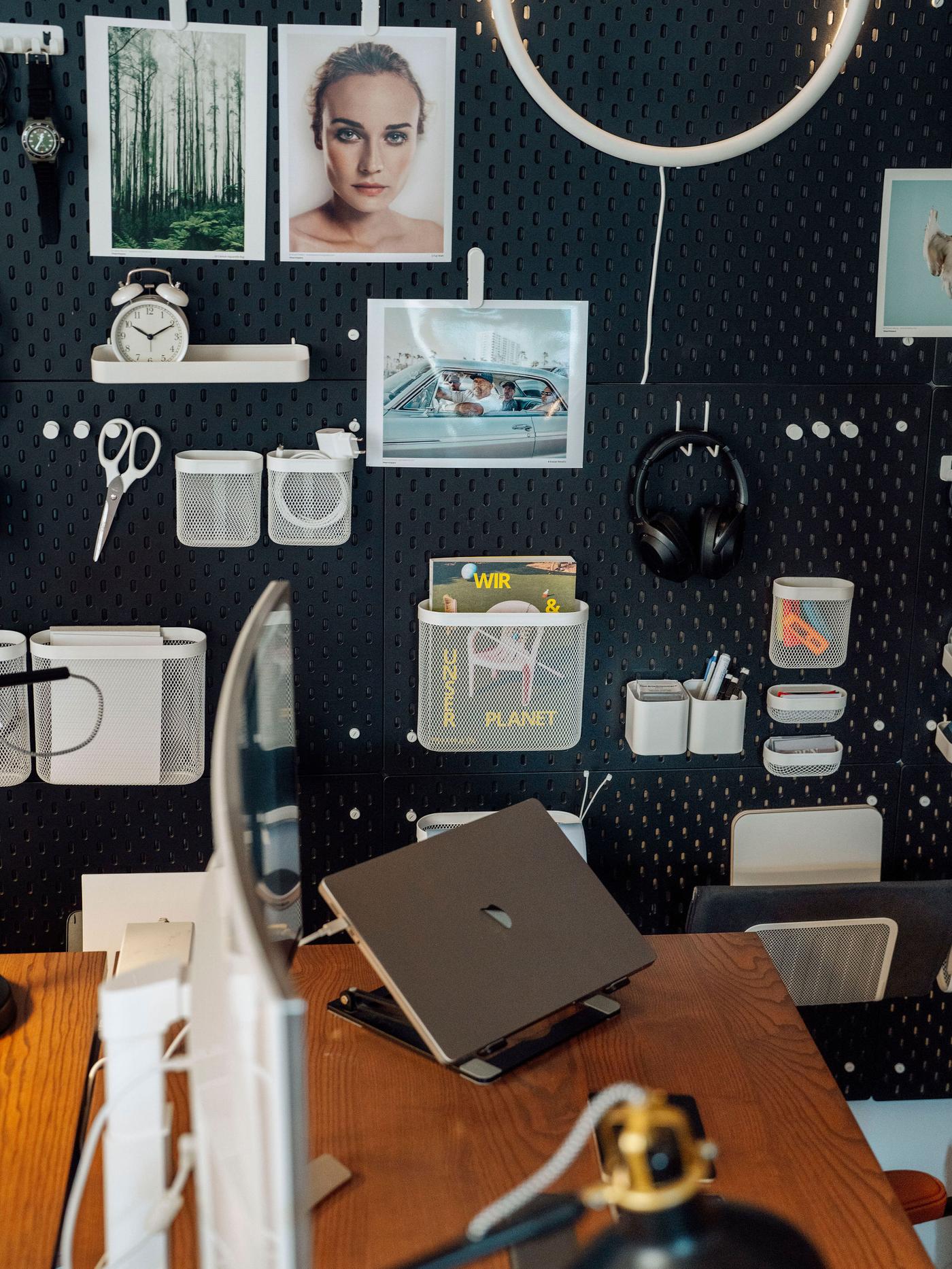 Organisiertes Arbeitszimmer mit schwarzer SKÅDIS Pinnwand und Laptop auf dem Schreibtisch.