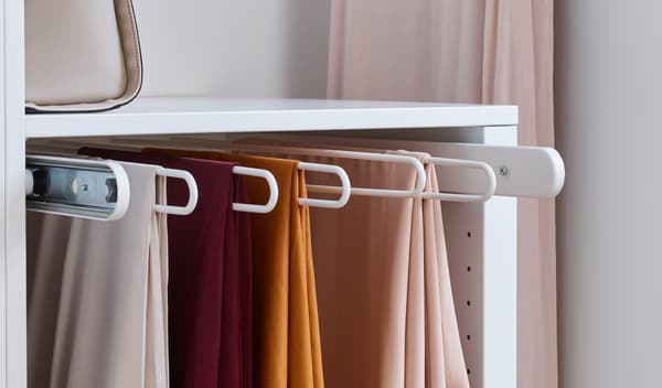 Organitzar l'armari amb penja-robes per a pantalons extraïbles