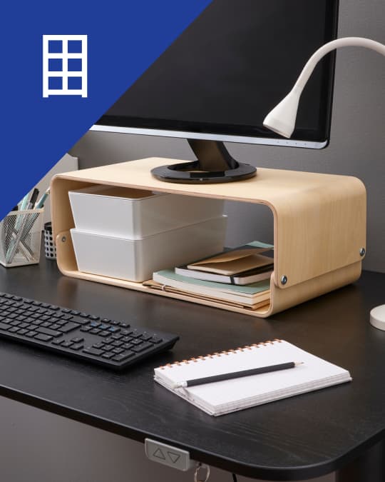 Organizador de escritorio de madera para monitor y accesorios.