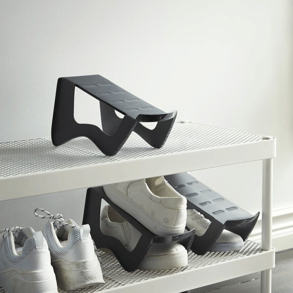 Organizador de zapatos MURVEL gris, permite apilar y ahorrar espacio en estanterías o armarios. Solución funcional y compacta