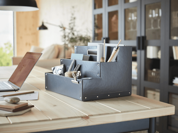 Organizador para secretária FJÄLLA em cinzento escuro, com três compartimentos para guardar material de trabalho e passatempos.