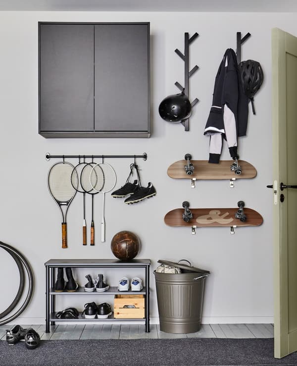 Organizar material deportivo na entrada de casa