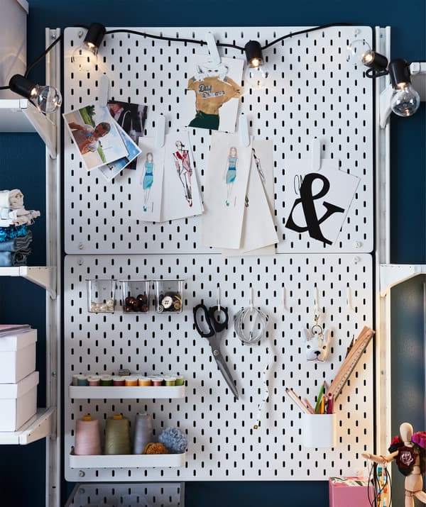 Organiziraj sve svoje stvari uz fleksibilnu, bijelu IKEA SKÅDIS kombinaciju rupičaste ploče.
