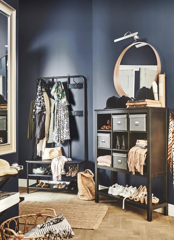Organizza il tuo ingresso abbinando questo mobile HEMNES all’attaccapanni PINNIG. Grazie alla panca integrata e ai ripiani per le scarpe, è una soluzione pratica e funzionale per tenere tutto in ordine - IKEA