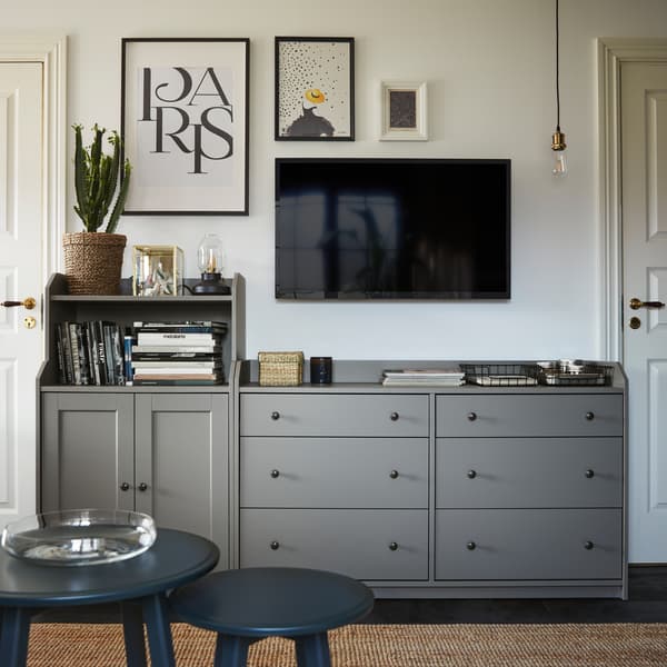 Ormarić i dva fiokara u sivoj boji iz HAUGA serije smešteni su jedan pored drugog i zajedno stvaraju veću kombinaciju za odlaganje.