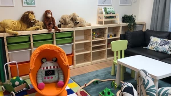 お子さまのおもちゃやぬいぐるみがたくさん置かれたプレイエリア。