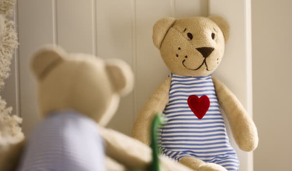 Osito de peluche FABLER BJÖRN mirandose en un reflejo.