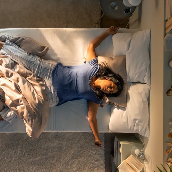 osoba lezi na posteli