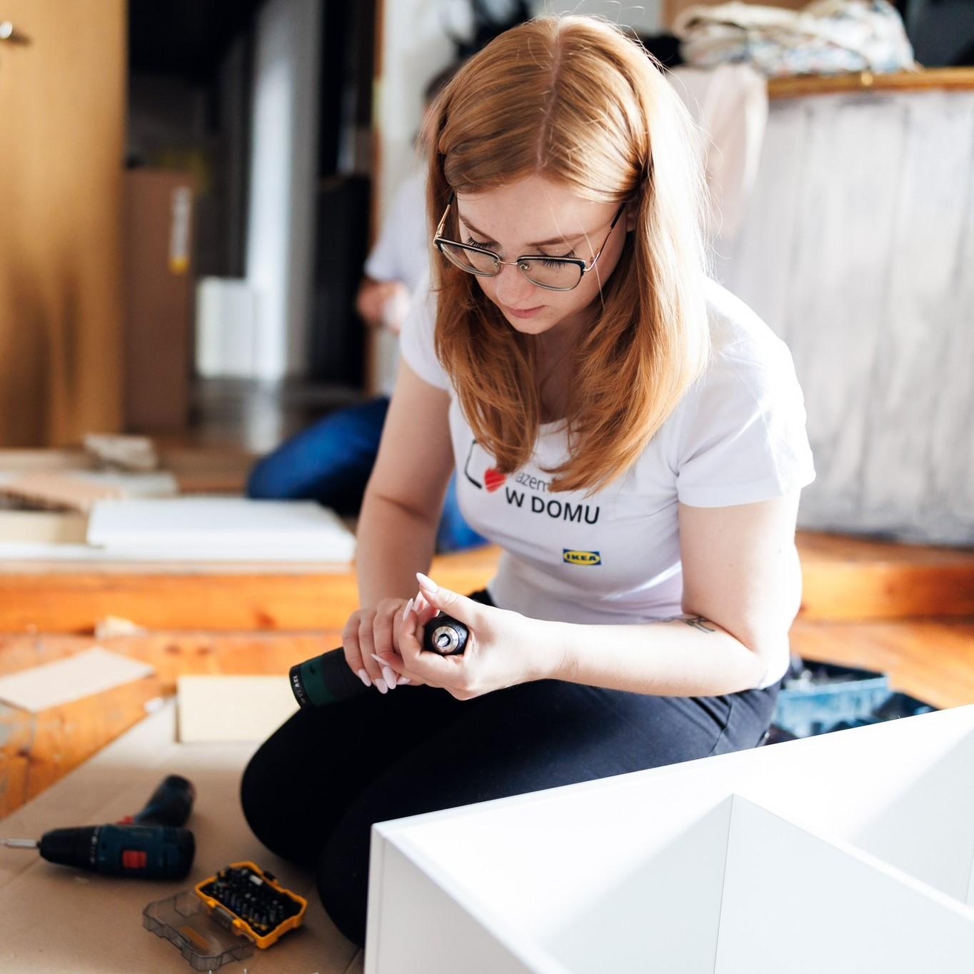 osoba skręcajaca meble