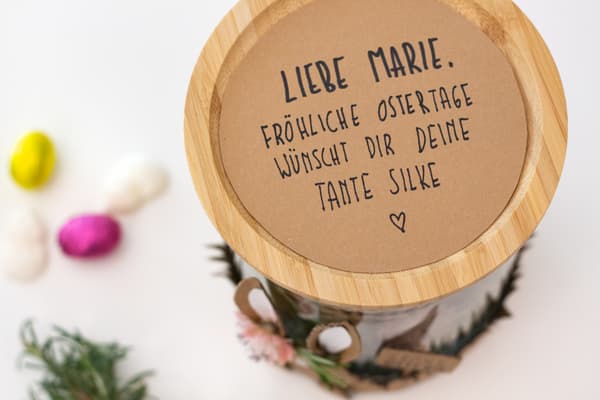 Ostergruß auf runder Pappe auf dem Deckel der Vase.