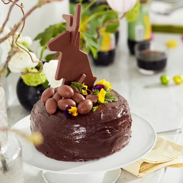 Osterhasen-Schokoladenkuchen auf einer weißen Serviceplatte.