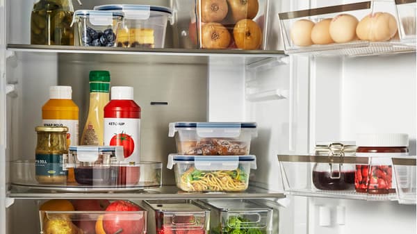 Otevřená lednice s potravinami v krabičkách KLIPPKAKTUS a dózách IKEA 365+.