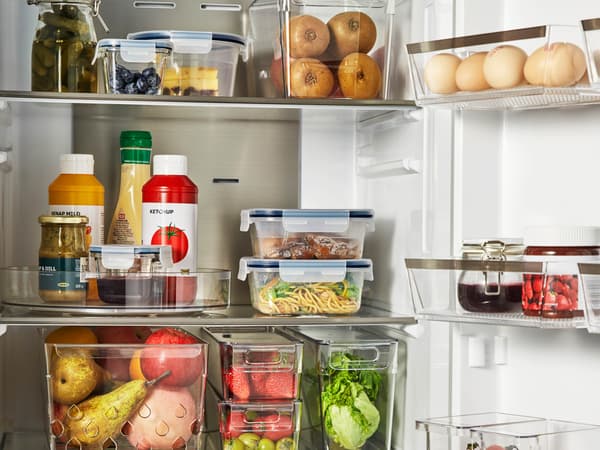 Otevřená lednice s potravinami v krabičkách KLIPPKAKTUS a dózách IKEA 365+.