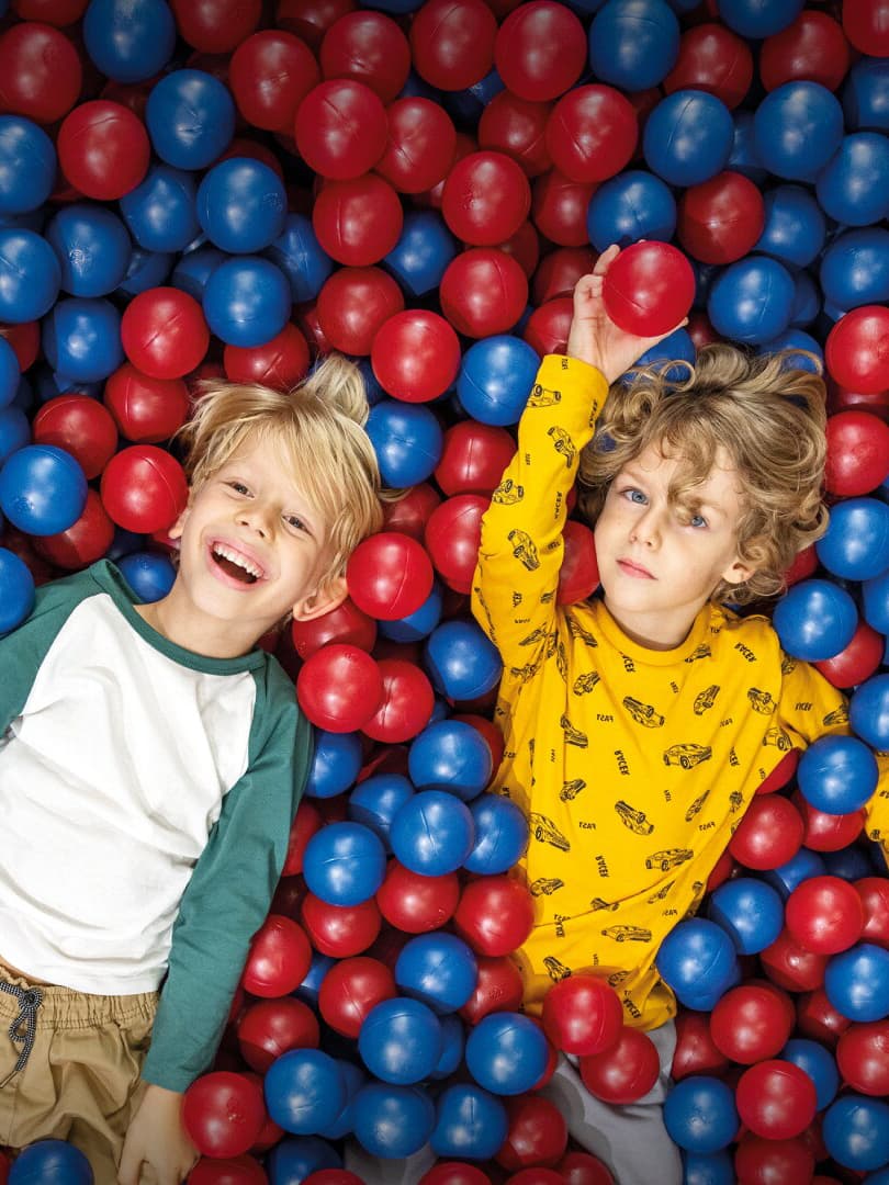 Otroka v igralnici IKEA Smaland.