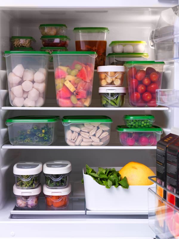 Otvorená chladnička plná dóz PRUTA a IKEA 365+ s ovocím a zeleninou.