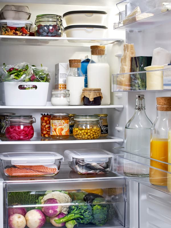 Otvorená chladnička s potravinami v dózach a fľašiach IKEA 365+ a KORKEN.