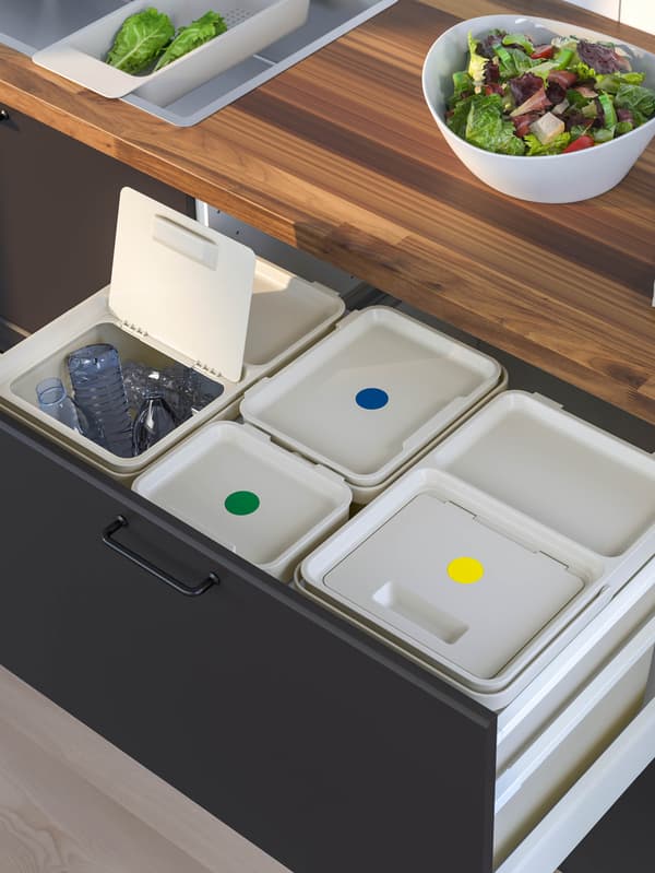 Otvorená čierna zásuvka plná svetlosivých košov na triedenie odpadu HÅLLBAR.