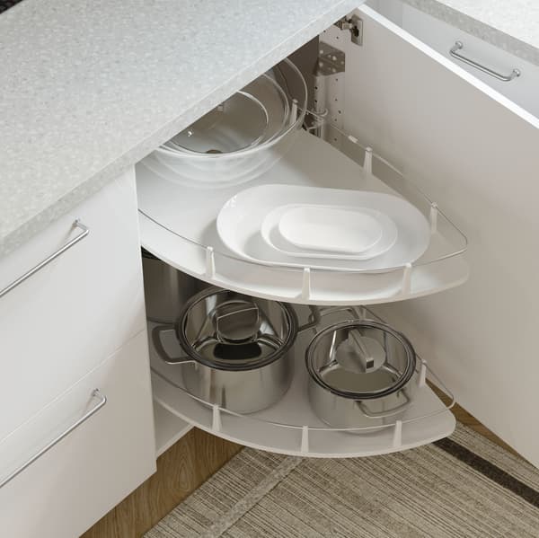 Otvoreni bijeli IKEA RINGHULT kuhinjski element s ULTRUSTA umetkom koji služi za odlaganje lonaca i posuda.