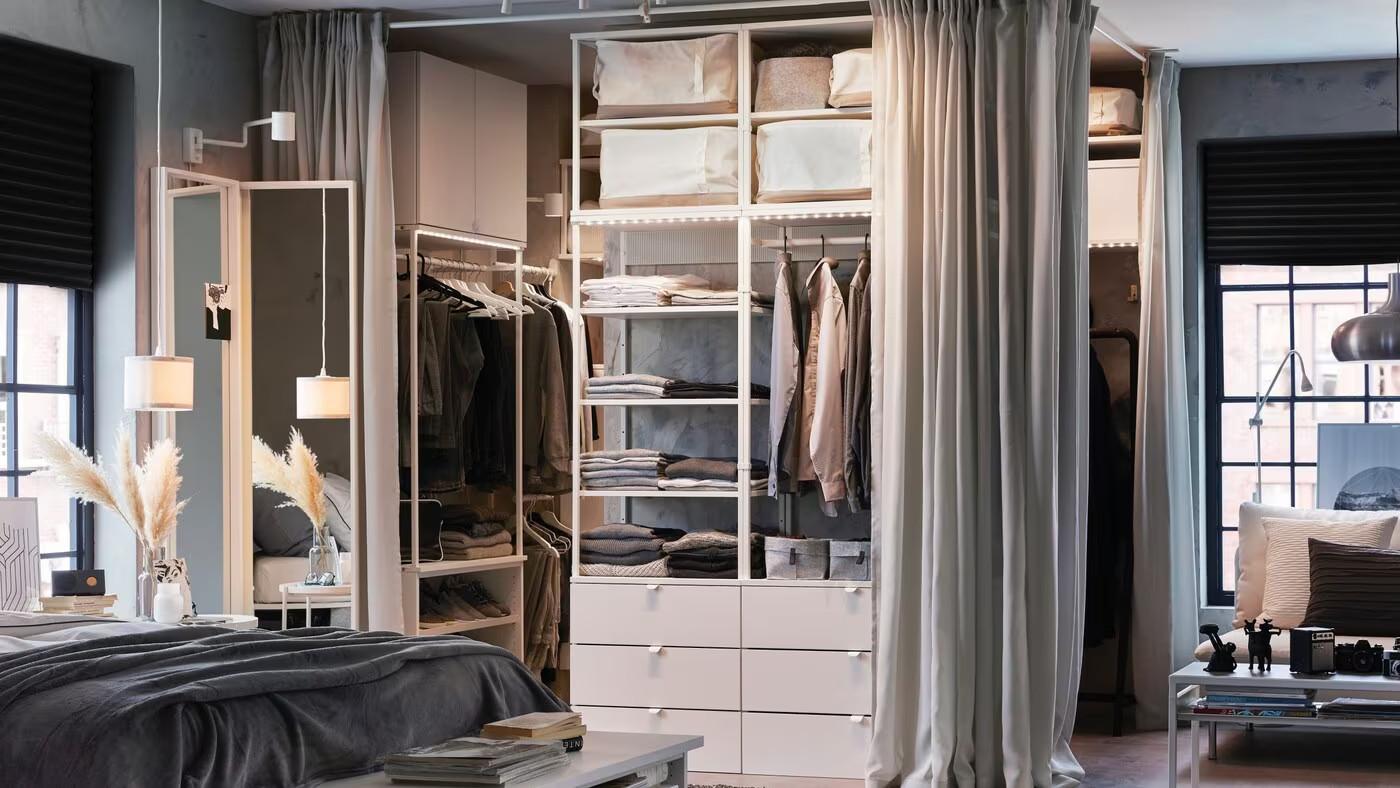 otwarta garderoba z zasłonami w sypialni