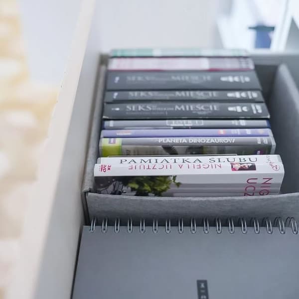 Otwarta szuflada szafek BESTÅ z organizerem KOMPLEMENT.