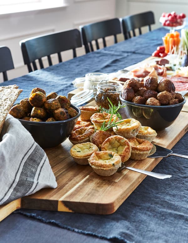 Oublie les fourneaux. IKEA te propose un bel assortiment de produits à réchauffer comme les tartes au fromage, les boulettes de viande et les boulettes végétariennes.