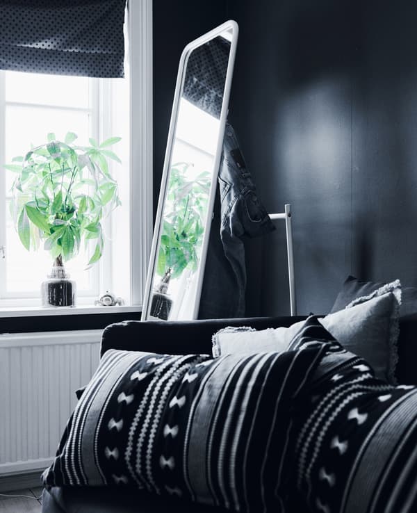 Ouvrez un petit espace et ajoutez des rangements avec un miroir