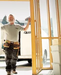 Ouvrier arrivant sur un chantier.