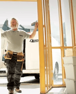 Ouvrier arrivant sur un chantier.