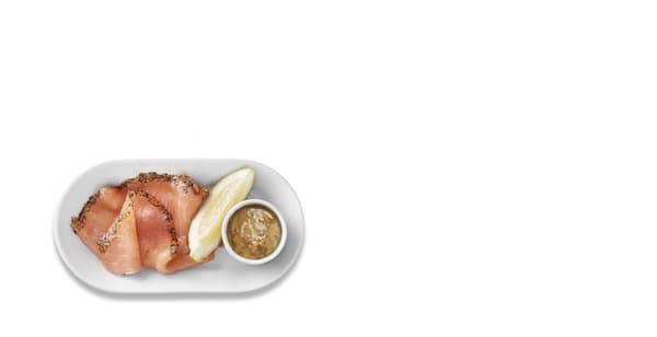 Oválný talířek s marinovaným lososem, citronem a miskou s hořčičnou omáčkou