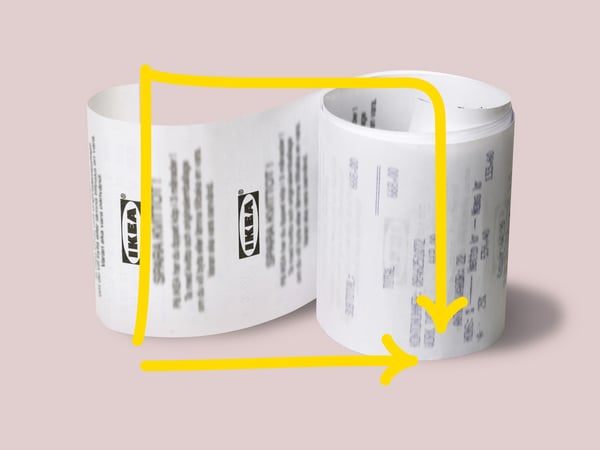 Ovan en ljusröd bakgrund finns ett vitt kvitto.