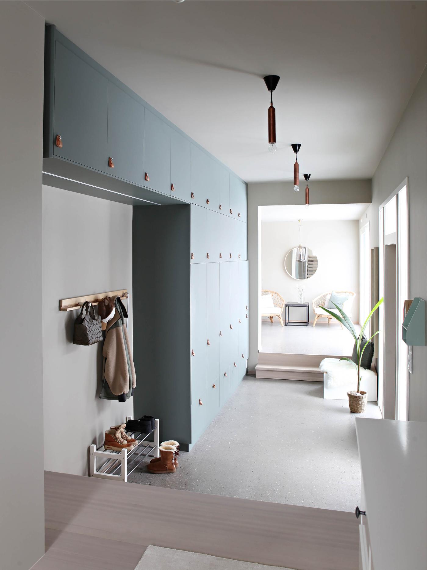 Oversiktsbilde av en entre med flere plassbygde skap. 