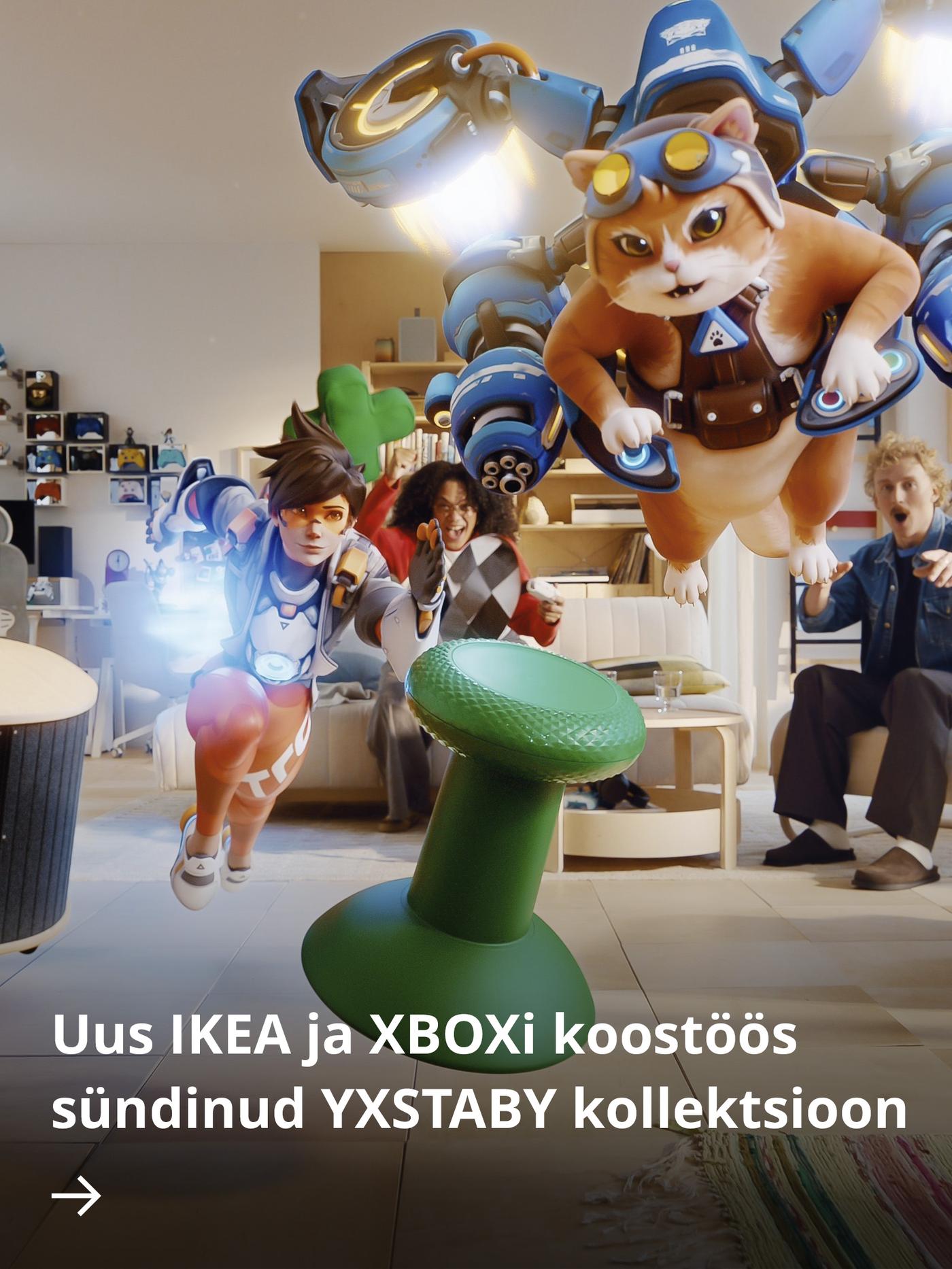 Overwatchi tegelased Tracer ja Jetpack Cat sööstavad läbi valgusküllase elutoa, samal ajal kui taustal on kaks elavat mängurit ning roheline analoogkangi meenutav taburet keerleb põranda kohal.