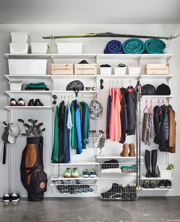 Overzichtsfoto van witte ALGOT opbergcombinatie met planken en kledingroedes om schoenen, sportuitrusting en kleding op te bergen.