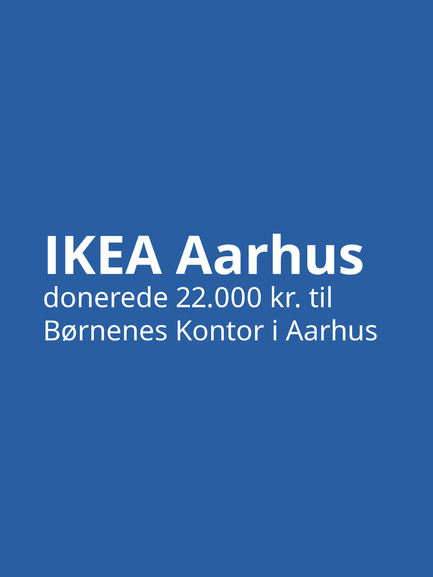 På en blå baggrund står med hvid skrift IKEA Aarhus donerede 22.000 kroner til Børnenes Kontor i Aarhus.