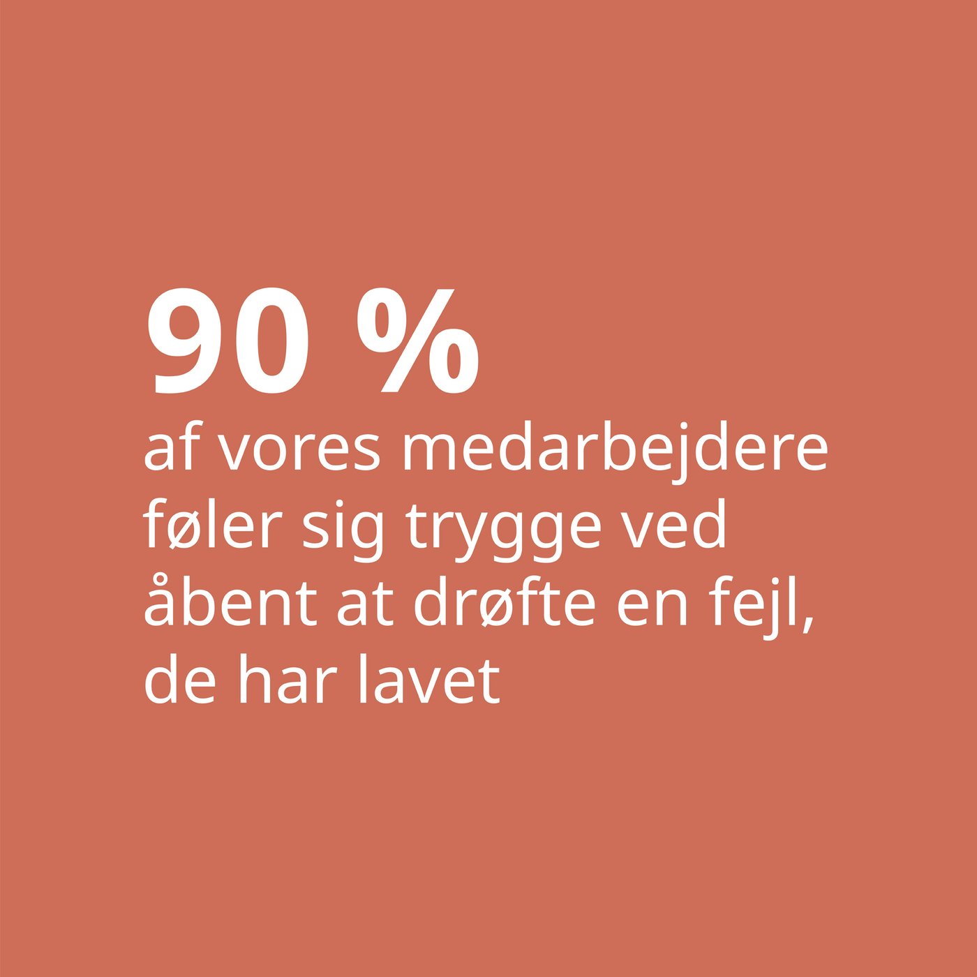 På en orange baggrund står med hvid skrift 90 procent af vores medarbejdere føler sig trygge ved åbent at drøfte en fejl de har lavet.