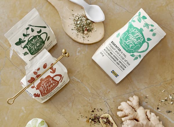Packs of EGENTID tea and loose-leaf tea on a spoon.