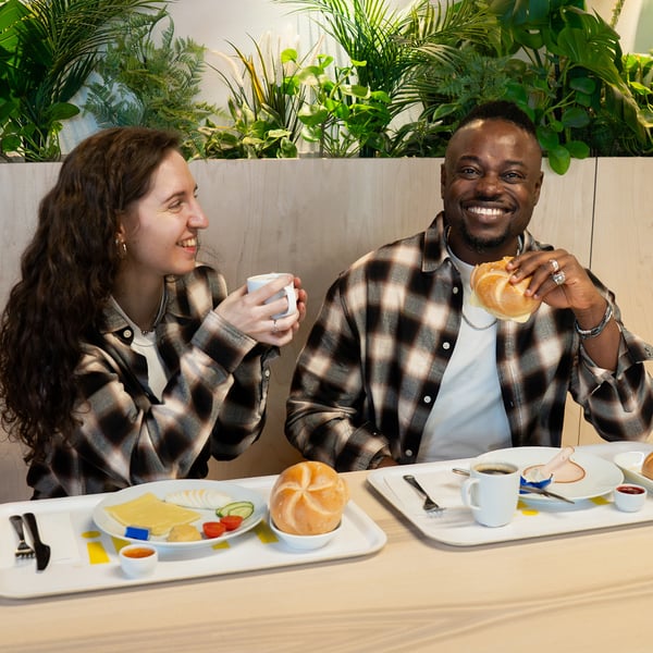 Pärchen beim Frühstücken.