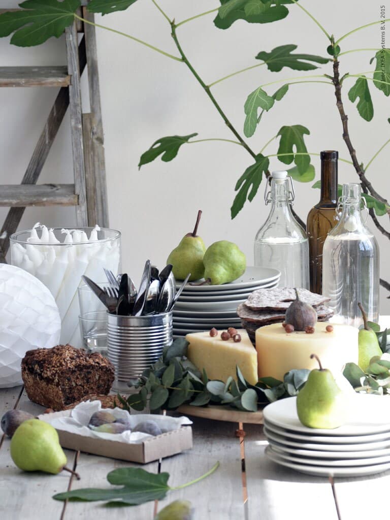 Päron och ostar ligger uppradade på ett bord.