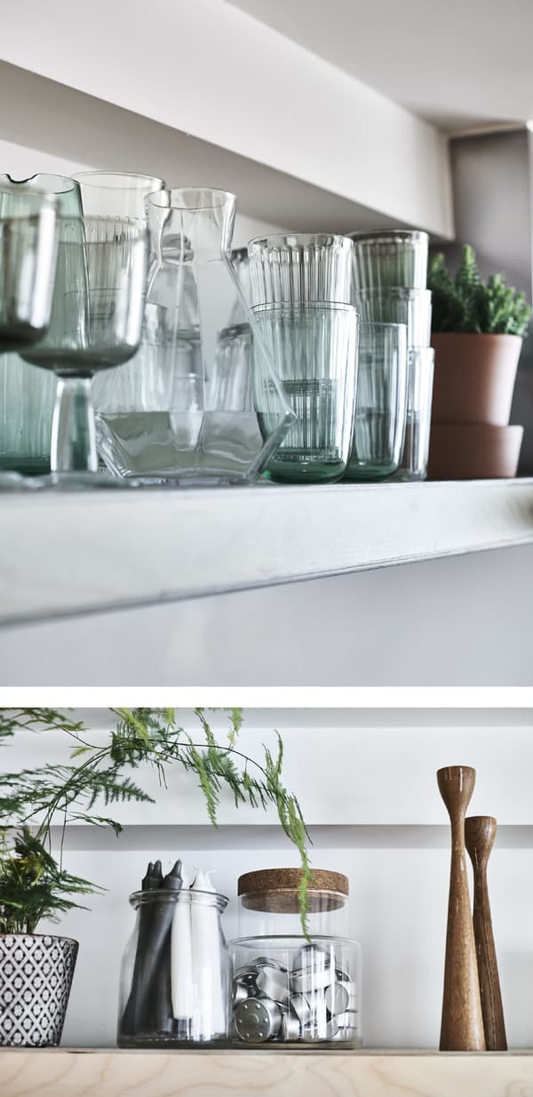 Pahare şi căni pe o poliţă de bucătărie.