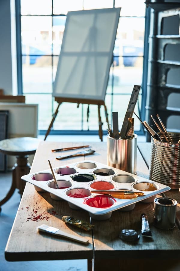 Paleta para pintar cun molde de madalenas