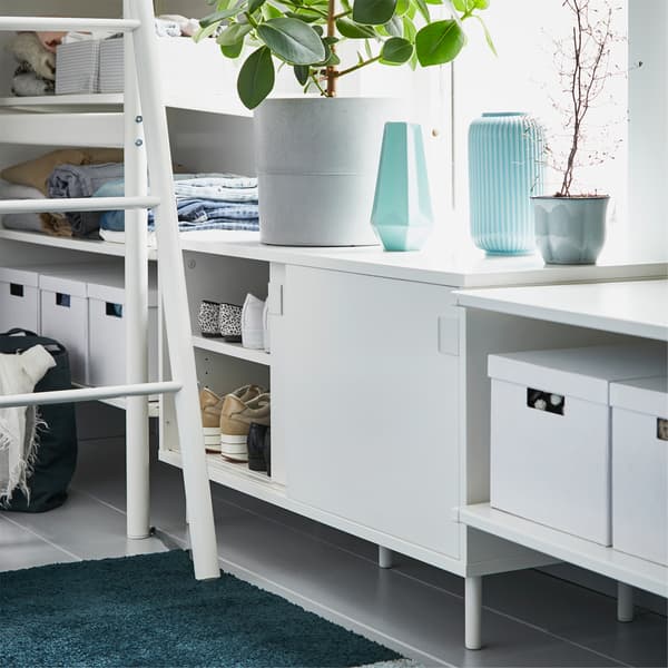 Panca bianca con vano contenitore accanto alla scala di un letto a soppalco – IKEA