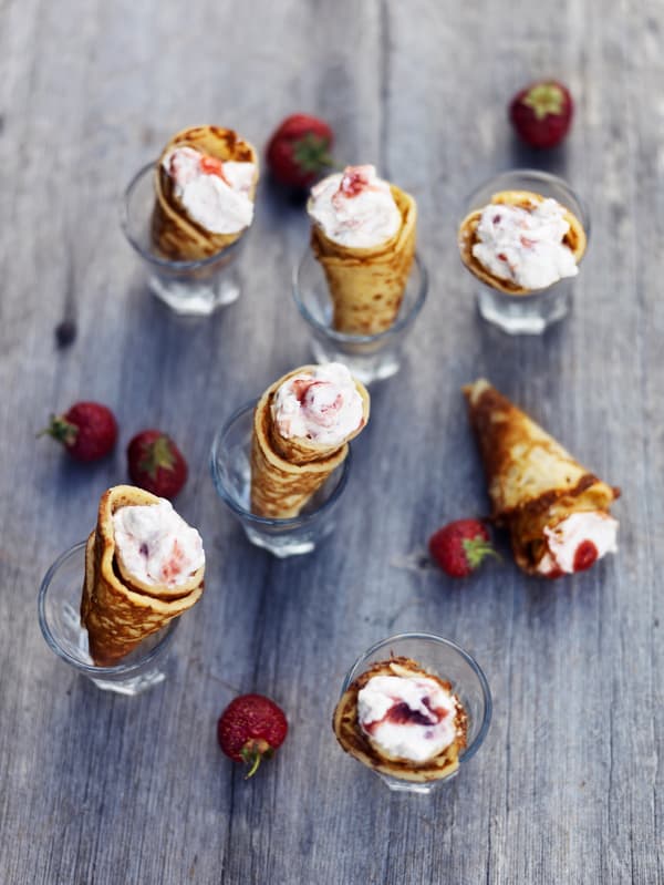 Pancakes with strawberries and cream