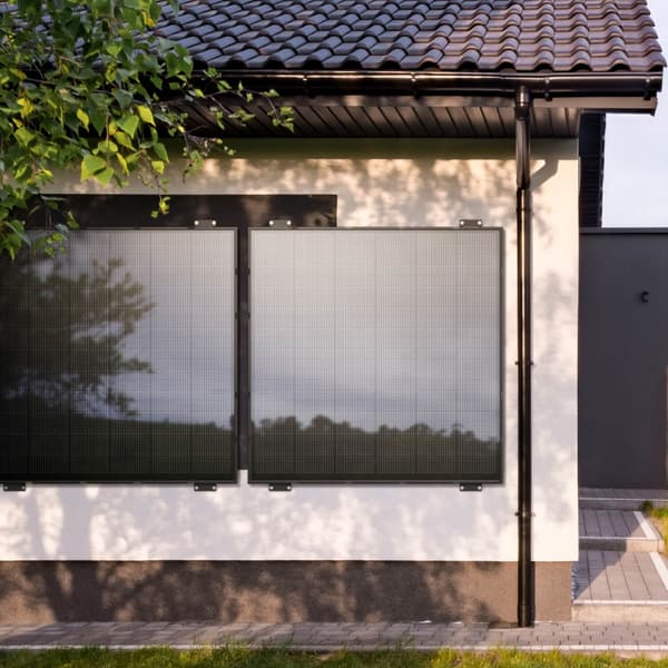 Panel an der Hauswand angebracht