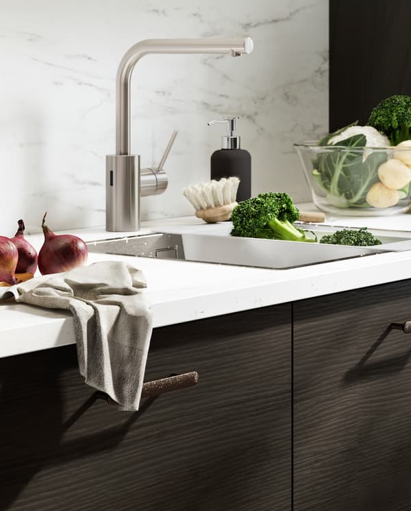 Panel dinding/permukaan atas kerja kesan marmar putih, bahagian hadapan dapur kesan kayu ash berwarna coklat gelap dan paip campuran berwarna keluli tahan karat.