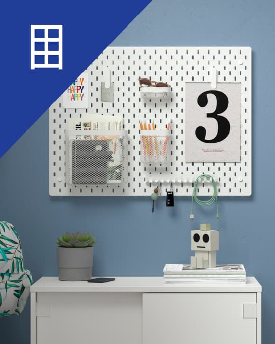 Panel organizador de pared con accesorios para escritorio.
