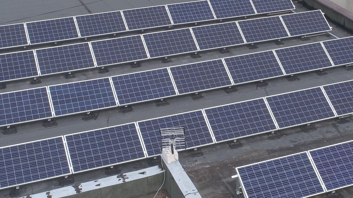 panele fotowoltaiczne na dachu szkoły