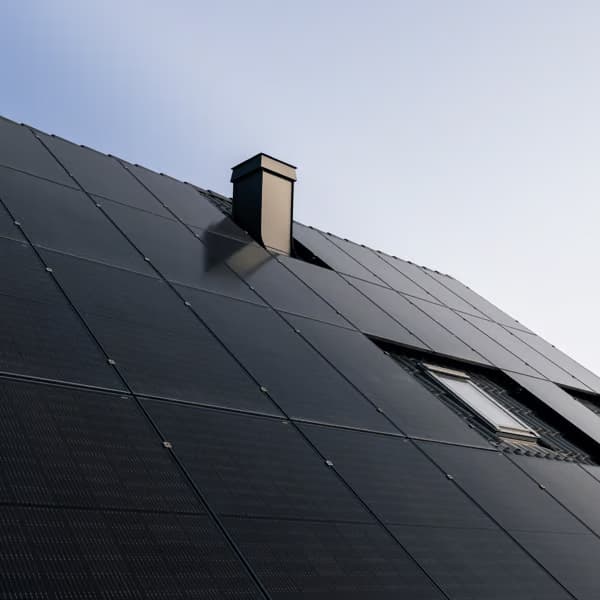 Paneles solares en un tejado.