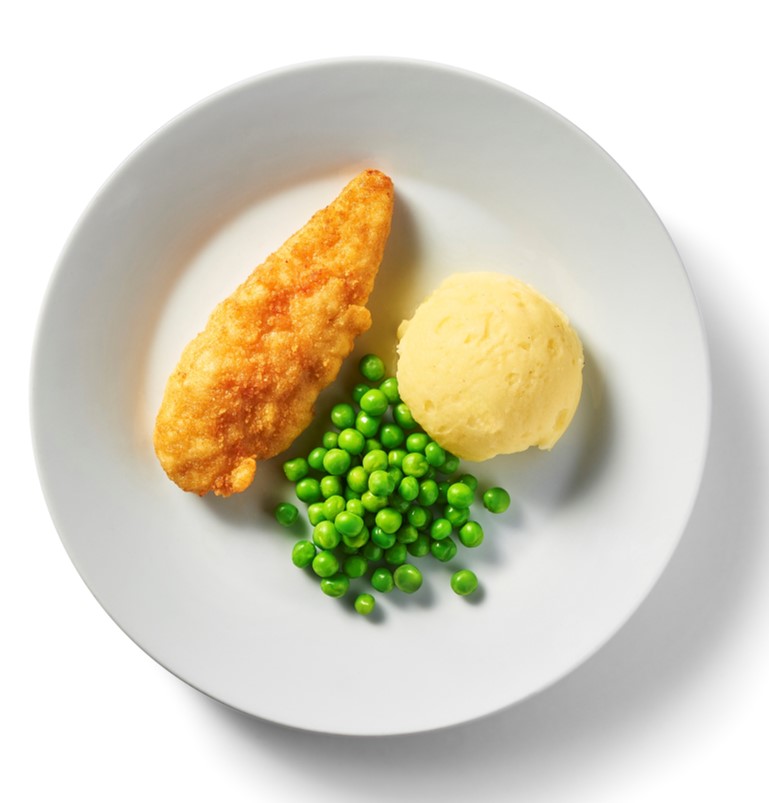 Panerad kyckling på en tallrik