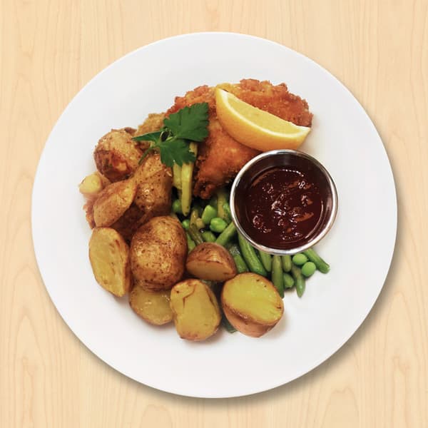 Paneret kyllingebryst
1 stk. paneret kyllingebryst serveret med bønnemix, kartofler, citron og barbequesauce

89.-